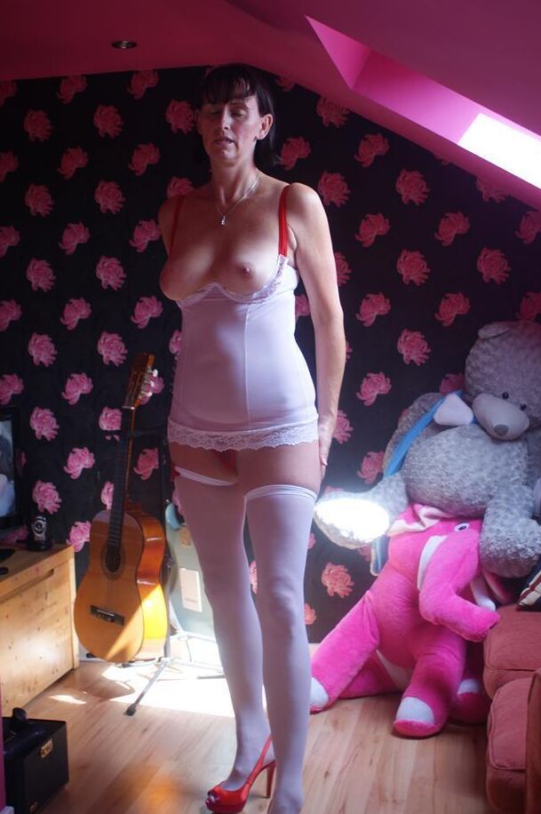Die 16P ältere Amateur-Schlampe Schottin Susan spielt mit ihrem feuchten Busch, nachdem sie einen Schwanz gelutscht hat