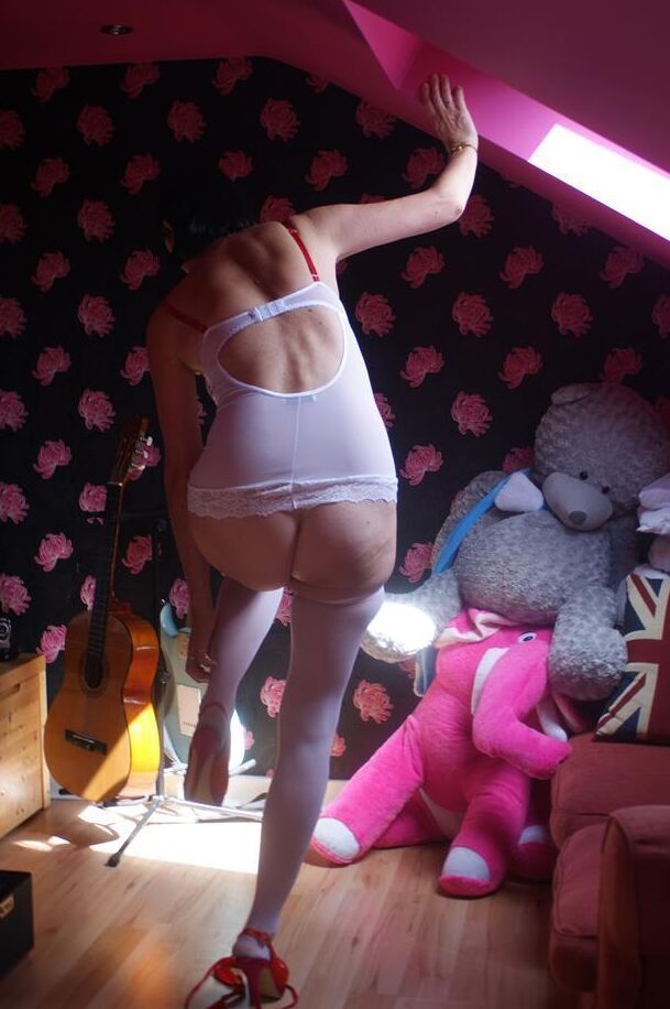 Die 16P ältere Amateur-Schlampe Schottin Susan spielt mit ihrem feuchten Busch, nachdem sie einen Schwanz gelutscht hat
