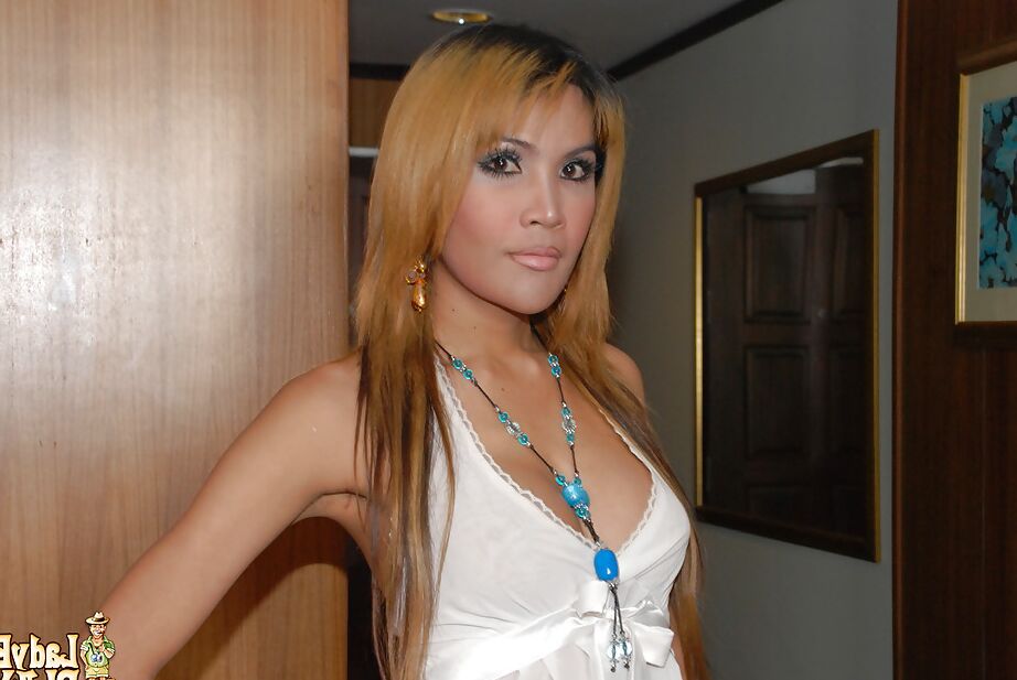 16P La transexuelle asiatique sexy Umi exhibe de jolis seins trans tout en se branlant