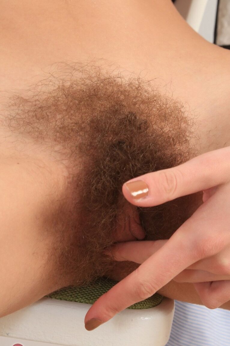 21P La morena de tetas pequeñas Lillian muestra su manguito peludo en el interior