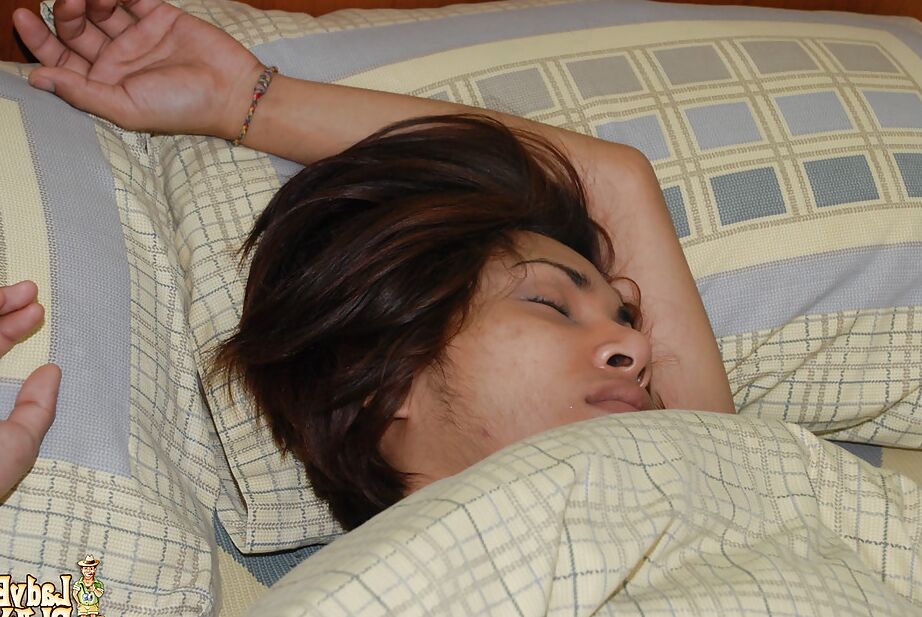16P Ladyboy asiático Golf se masturbando com plug anal no ânus imundo
