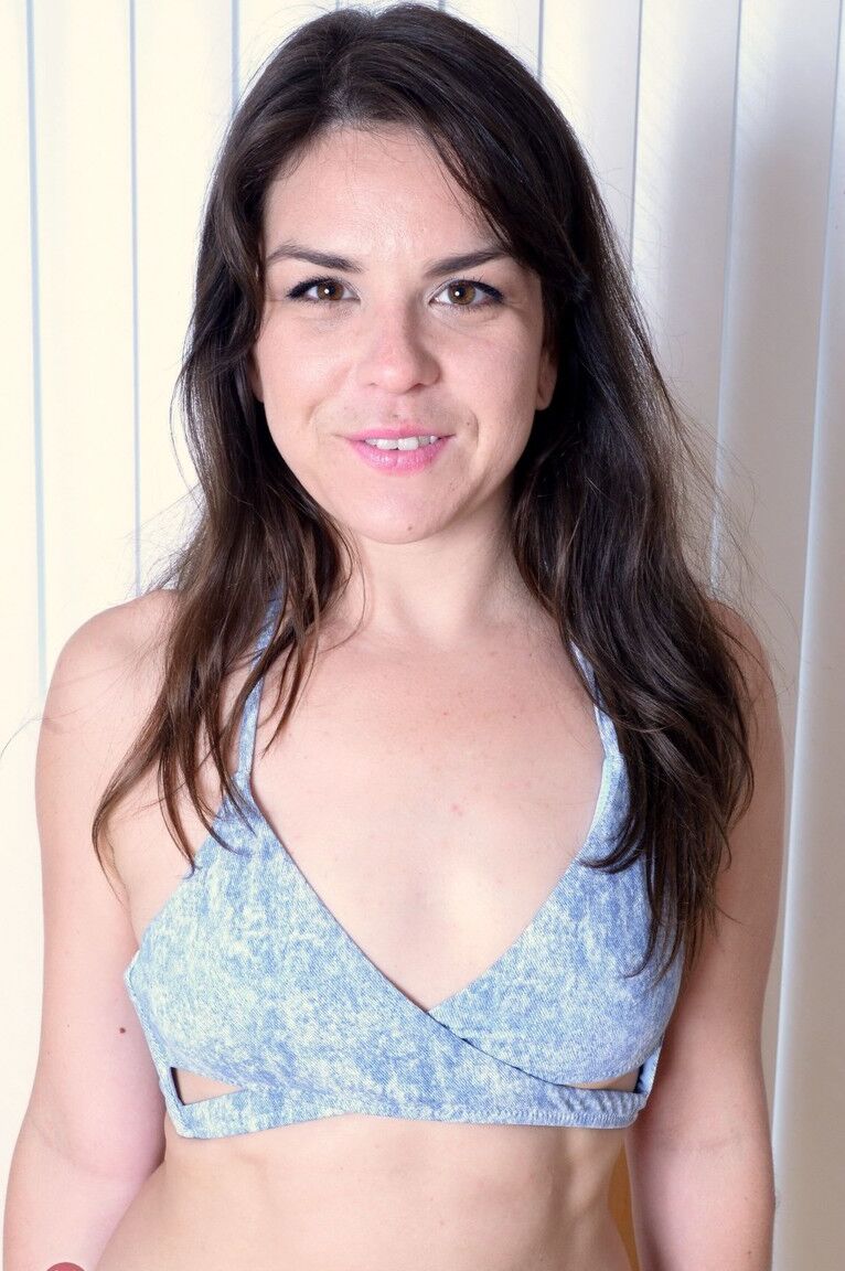 21P A morena peluda Juliette March abre bem as pernas para mostrar os lábios carnudos de sua buceta