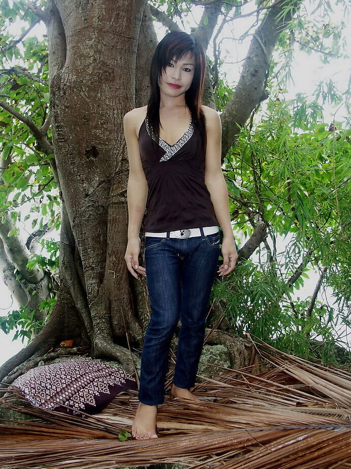 12P Adorable ladyboy asiática morena mostrando sus pequeñas tetas al aire libre