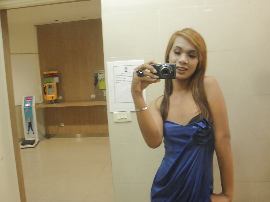 16P Ladyboy asiático fino Nano tirando fotos de peitos pequenos e pau peludo