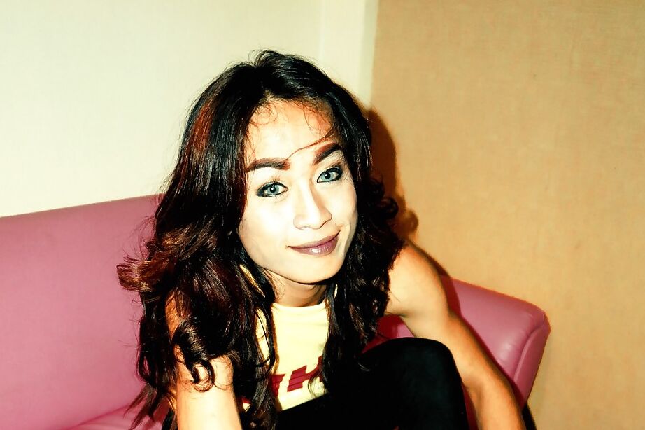 16P La hermosa ladyboy asiática Namnueng rellena su culo cremoso