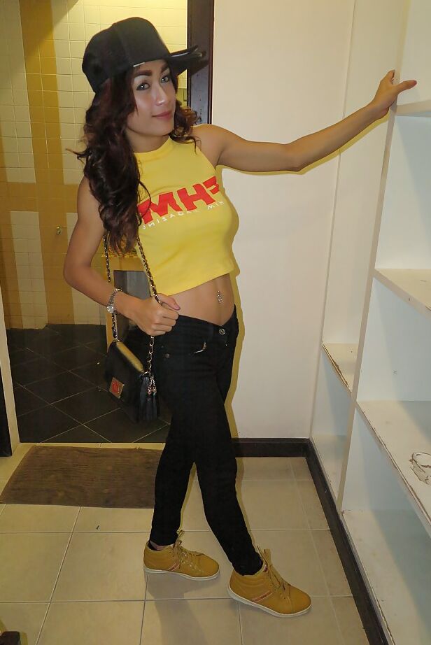 16P La hermosa ladyboy asiática Namnueng rellena su culo cremoso