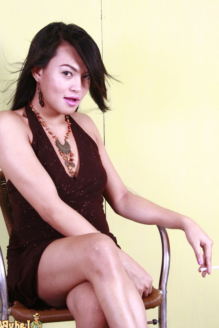 21P La seductora transexual asiática Celine se masturba su gran polla peluda mientras está de pie