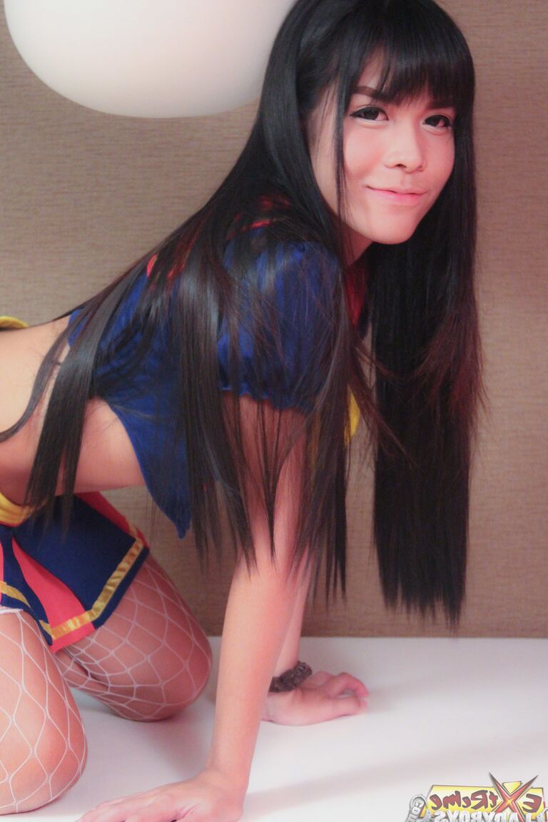 21P La linda ladyboy asiática Can se inclina sobre la mesa