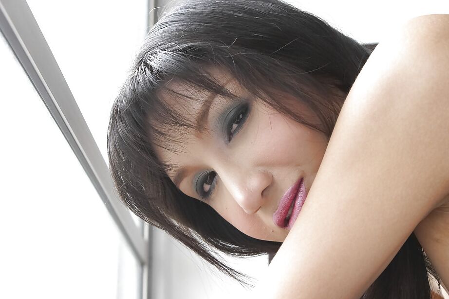 16P La jeune ladyboy Gisèle a l'air sexy avec des nattes tout en écartant les jambes