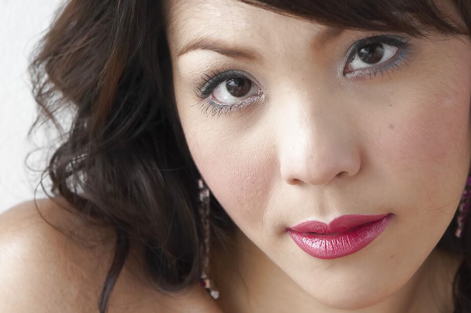 16P Wunderschöne asiatische Shemale Momay posiert in einem Kleid mit ihren großen Titten und ihrem Schwanz