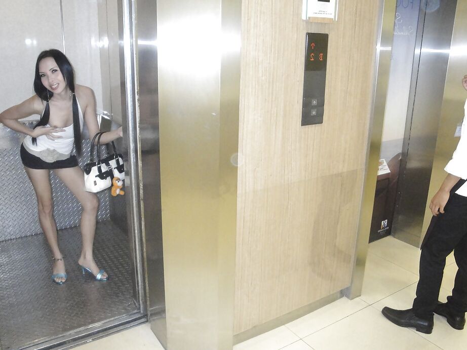 16P Ladyboy asiatique mignonne May posant en talons hauts et branlant sa bite
