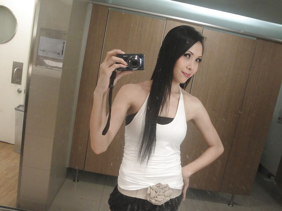16P Ladyboy asiatique mignonne May posant en talons hauts et branlant sa bite