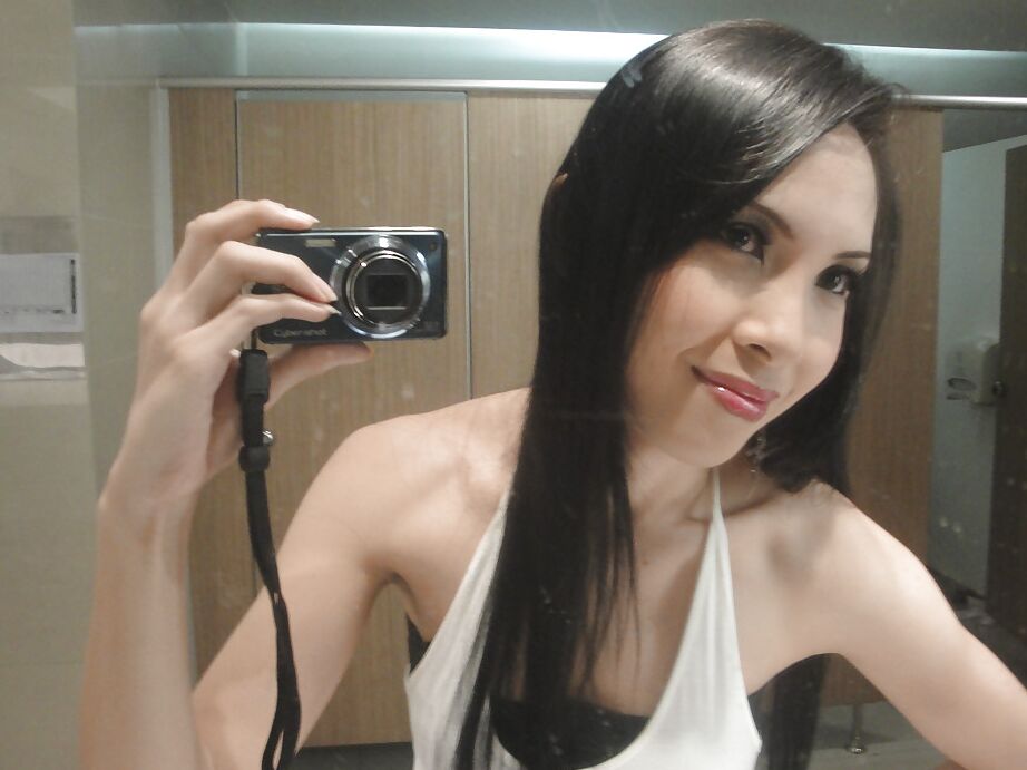 16P Ladyboy asiatique mignonne May posant en talons hauts et branlant sa bite