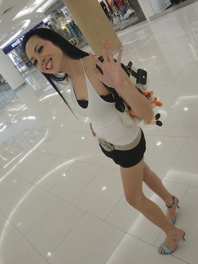 16P Ladyboy asiatique mignonne May posant en talons hauts et branlant sa bite