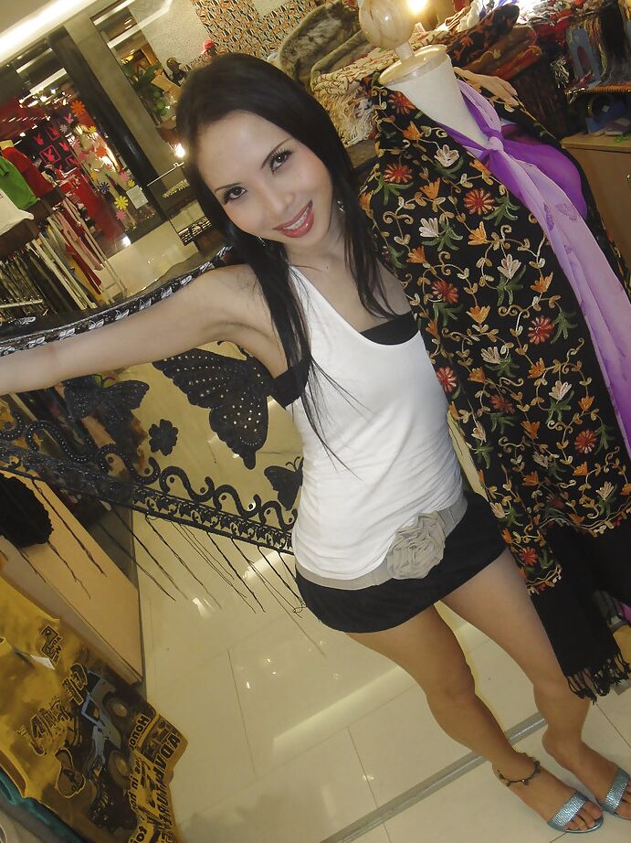 16P Ladyboy asiatique mignonne May posant en talons hauts et branlant sa bite