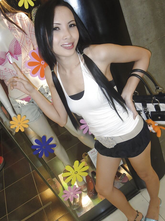16P Ladyboy asiatique mignonne May posant en talons hauts et branlant sa bite