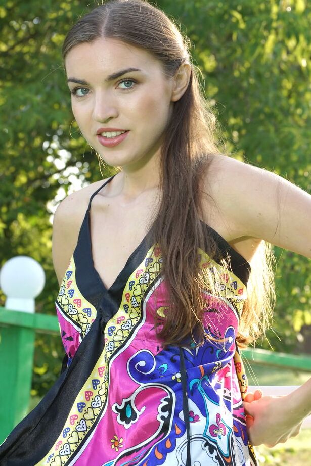 16P A bela adolescente Rina B destaca seu regalo aparado durante uma sessão de modelagem nua