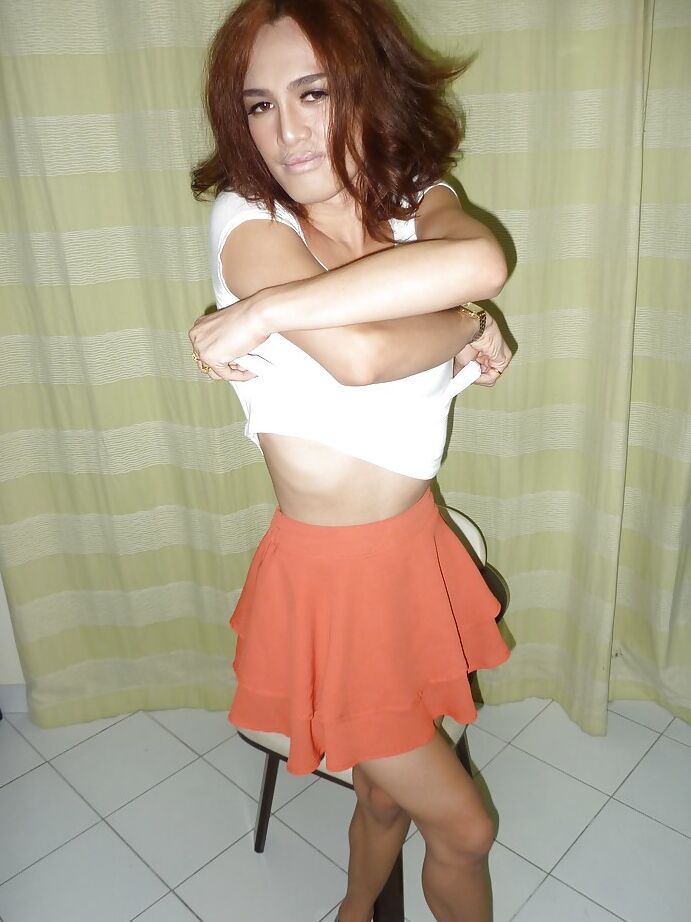 16P Petite ruiva asiática ladyboy tira a saia e a calcinha para se masturbar