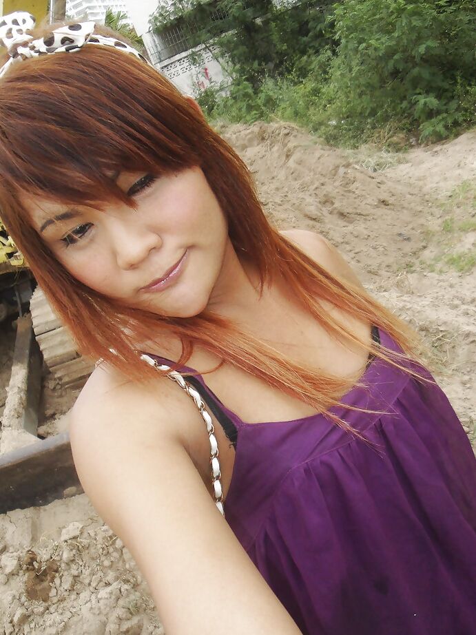 16P Linda ruiva asiática ladyboy Tonkra brincando consigo mesma ao ar livre