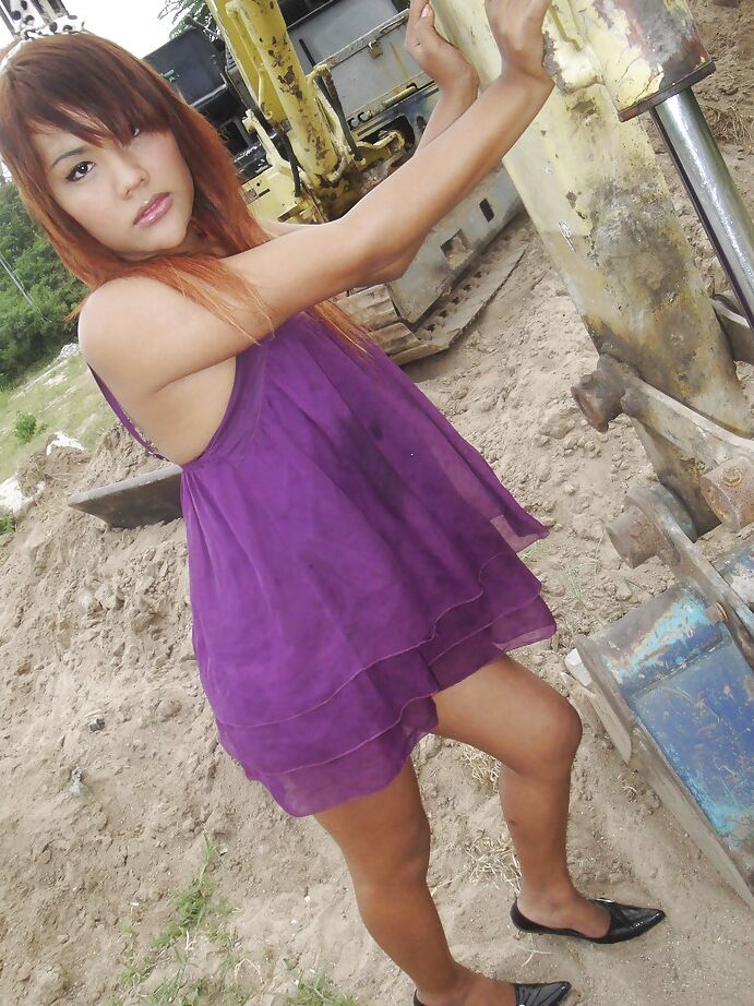 16P Linda ruiva asiática ladyboy Tonkra brincando consigo mesma ao ar livre