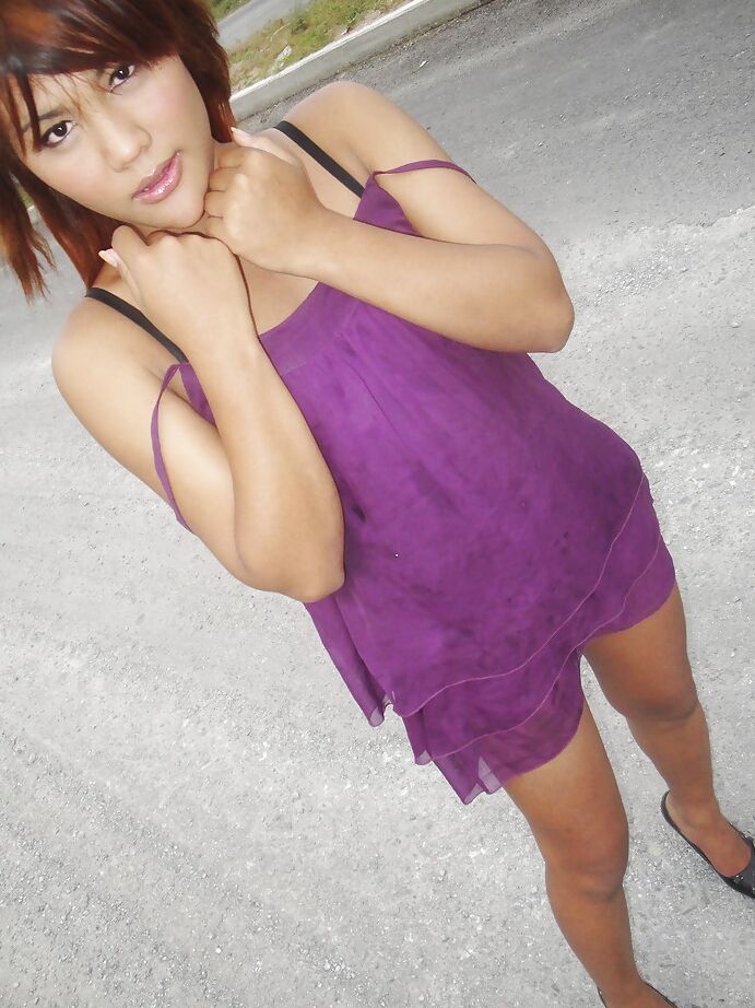 16P Linda ruiva asiática ladyboy Tonkra brincando consigo mesma ao ar livre