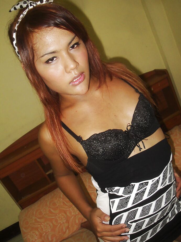 16P Linda ruiva asiática ladyboy Tonkra brincando consigo mesma ao ar livre