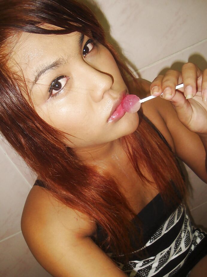 16P Linda ruiva asiática ladyboy Tonkra brincando consigo mesma ao ar livre
