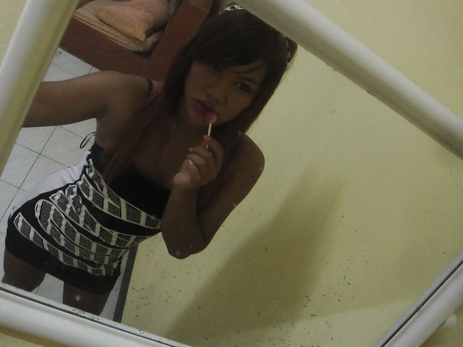 16P Linda ruiva asiática ladyboy Tonkra brincando consigo mesma ao ar livre