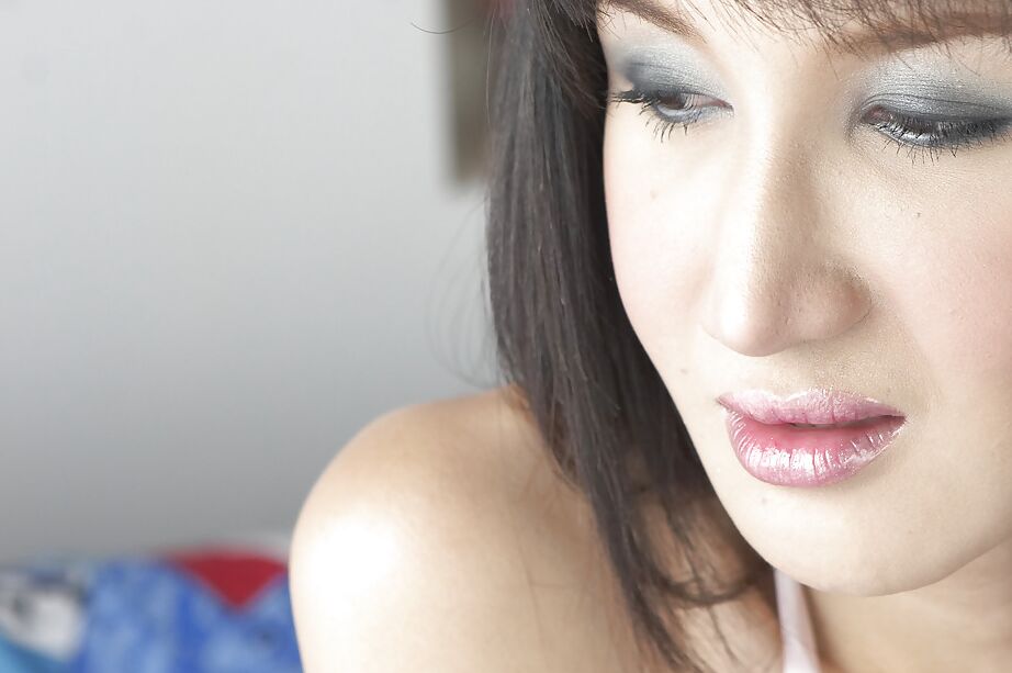 16P Sexy asiática travesti Gisele masturbando seu shecock peludo sem cortes