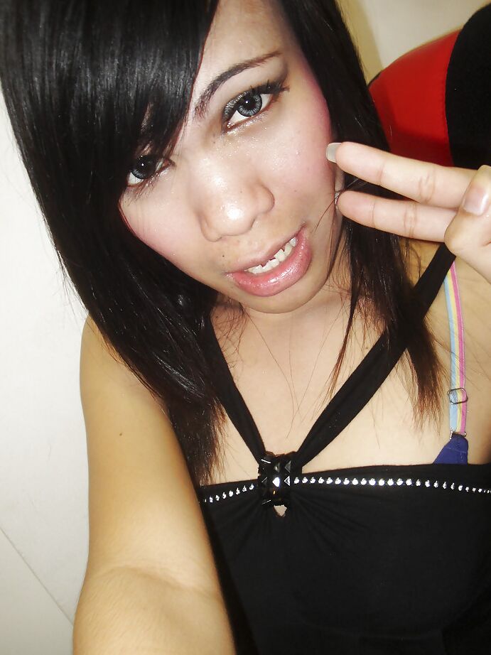 16P Ice, jeune transsexuelle thaïlandaise mignonne, joue avec sa bite poilue et pose nue