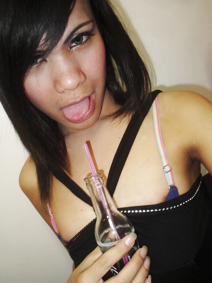 16P Ice, jeune transsexuelle thaïlandaise mignonne, joue avec sa bite poilue et pose nue