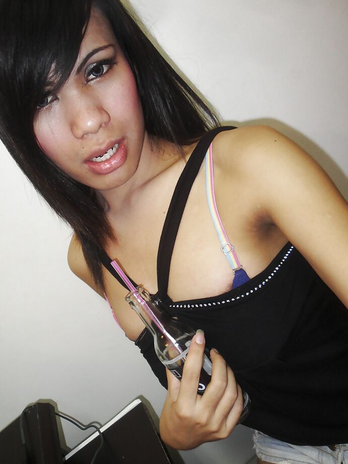 16P Ice, jeune transsexuelle thaïlandaise mignonne, joue avec sa bite poilue et pose nue