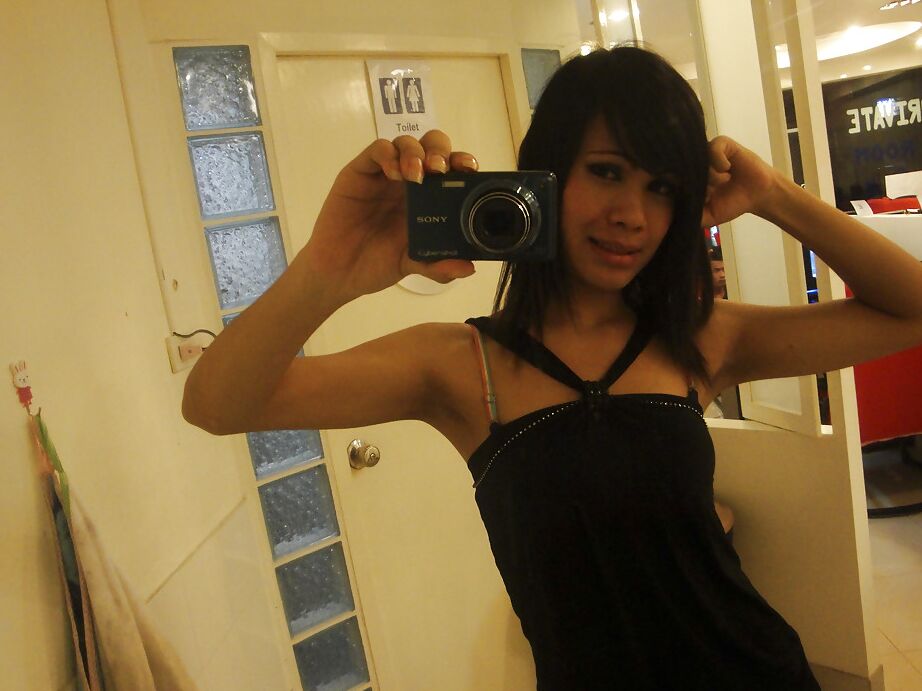 16P Ice, jeune transsexuelle thaïlandaise mignonne, joue avec sa bite poilue et pose nue
