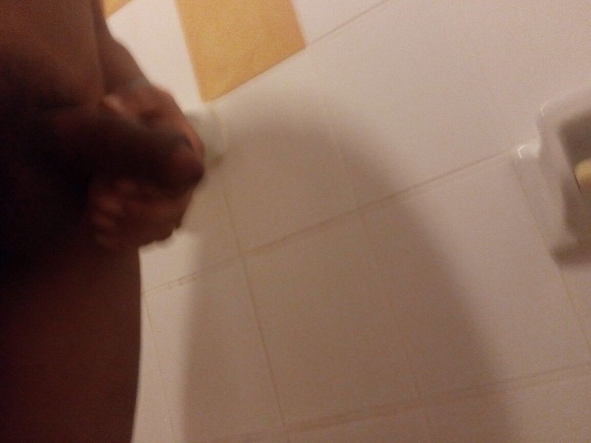 17P トランスジェンダーのひよこがクローズアップで撮影されながらトイレで放尿している
