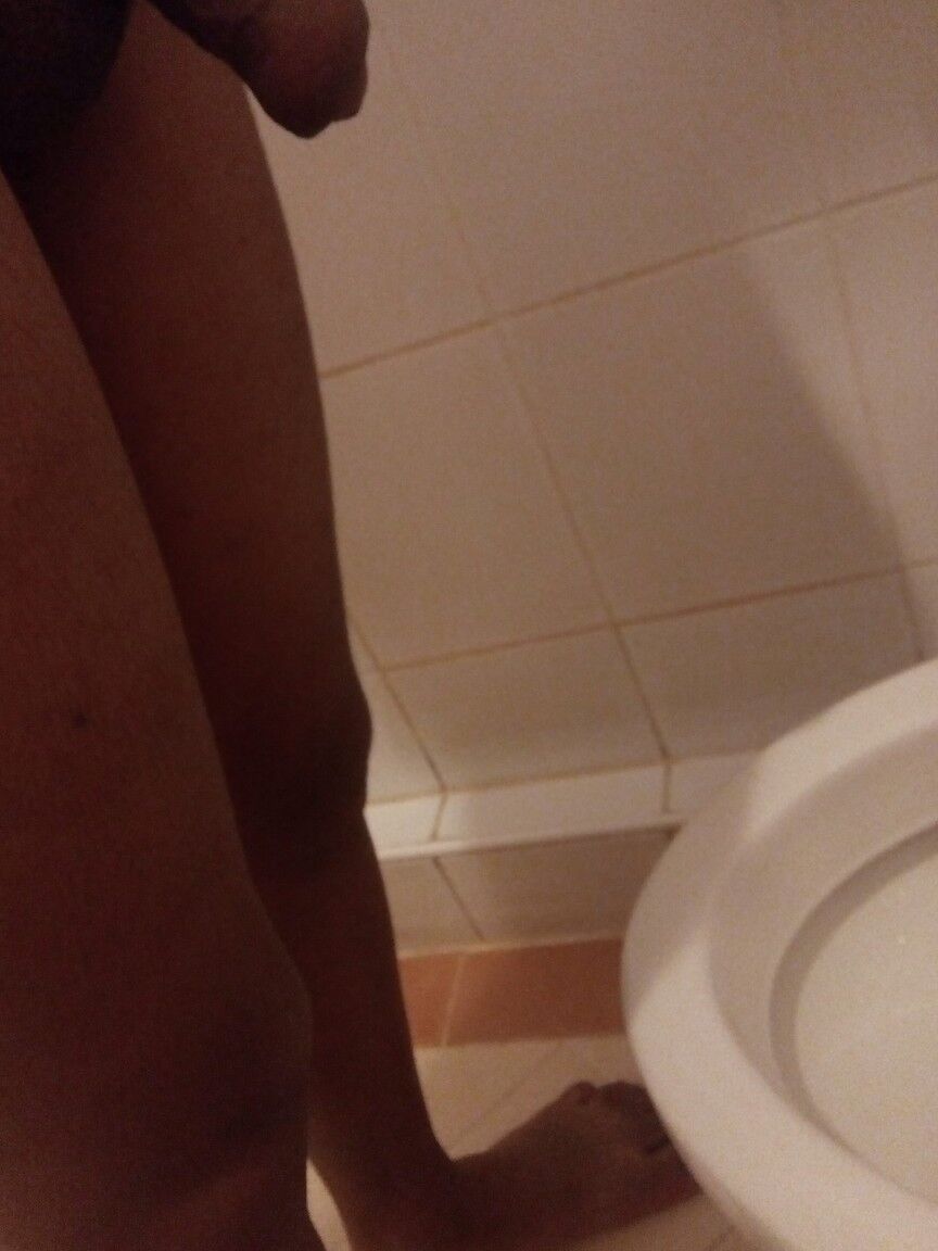 17P トランスジェンダーのひよこがクローズアップで撮影されながらトイレで放尿している