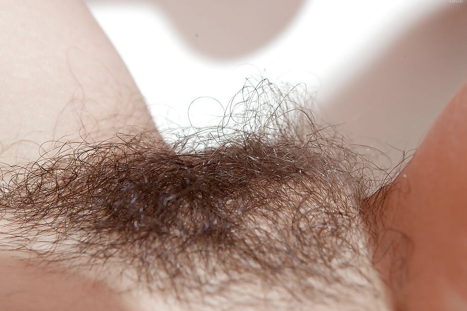 16P A ruiva amadora Monika remove o sutiã para expor seios pequenos