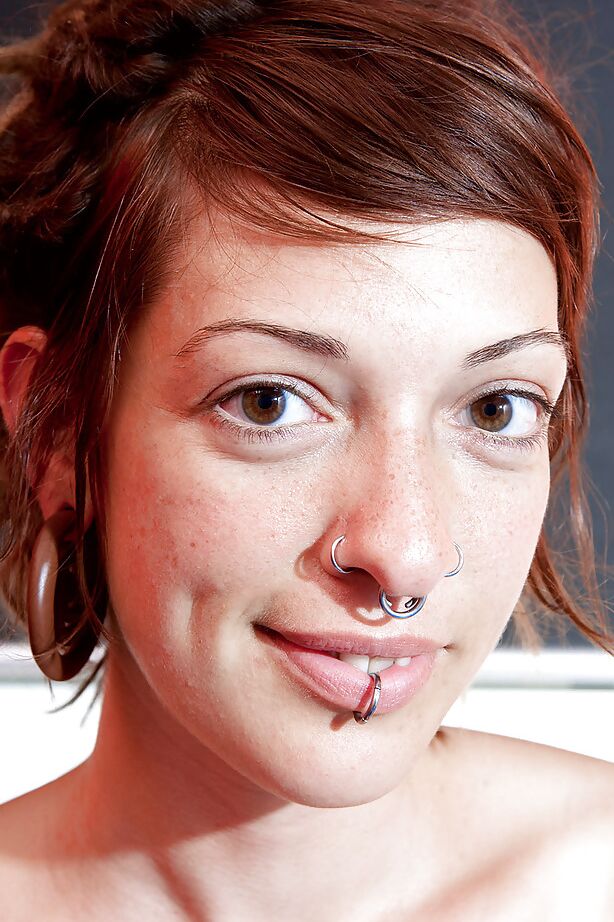 16P A ruiva amadora Monika remove o sutiã para expor seios pequenos