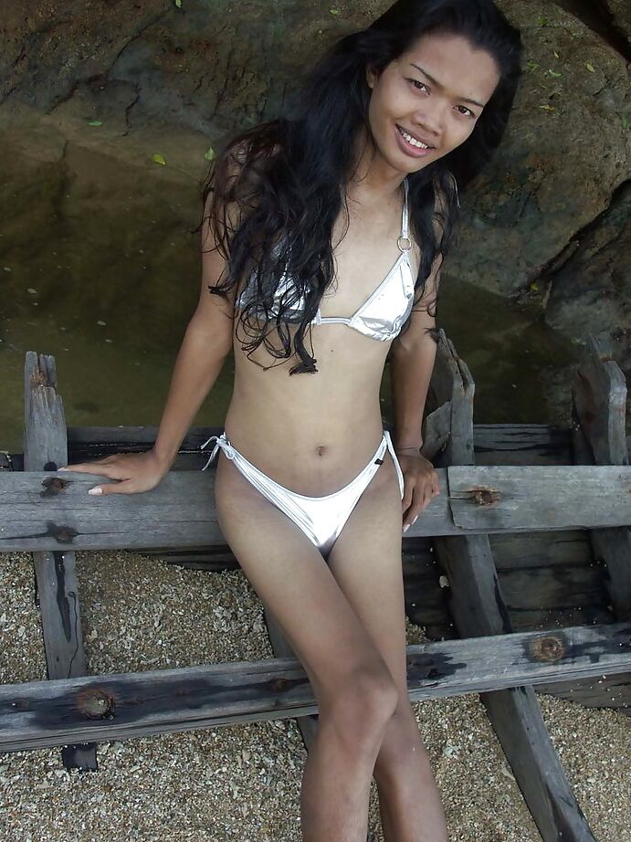12P Petite ladyboy asiatique brune se masturbe dans sa culotte en extérieur