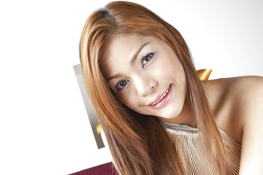 16P Linda ladyboy asiática morena Anny acariciando su gran polla peluda y posando