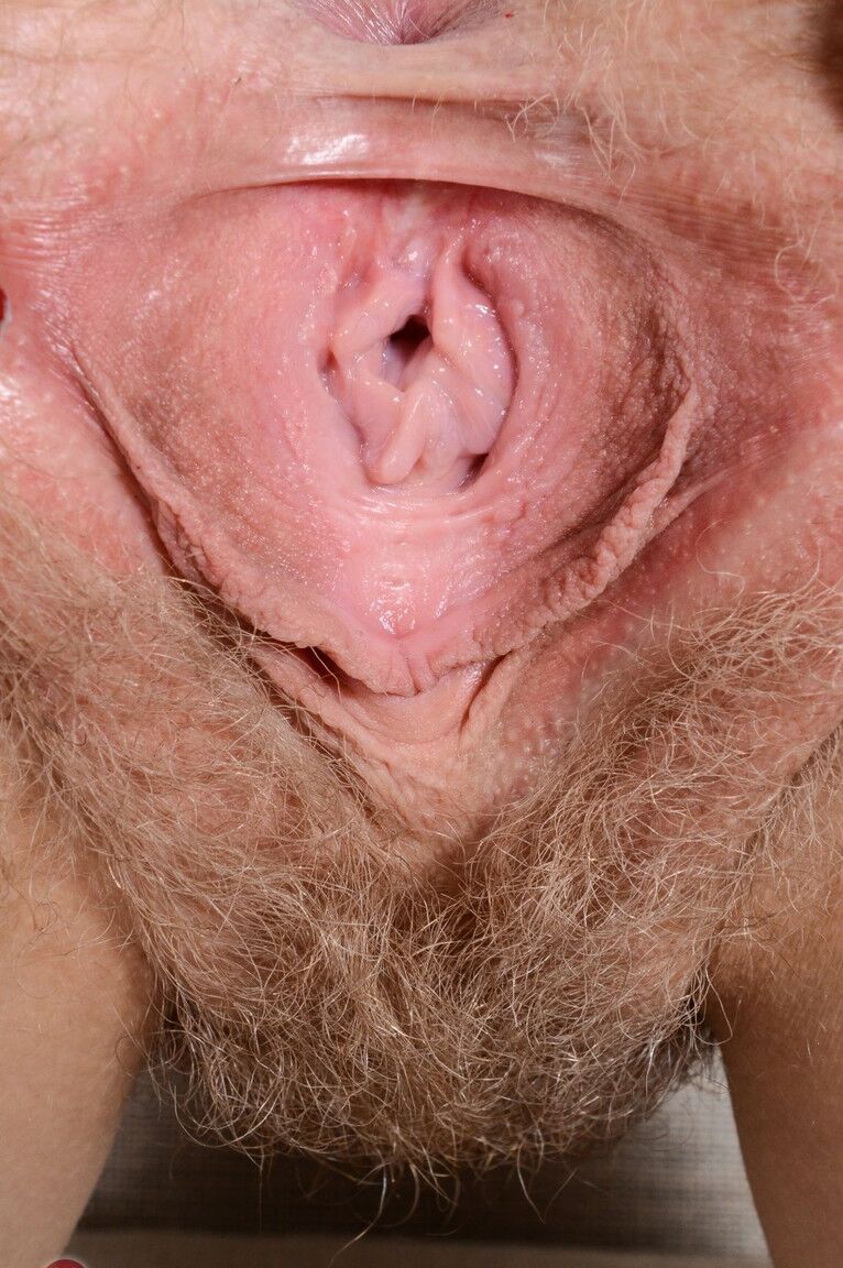 21P Amateur con curvas y tetas redondas Vestacia abre su coño peludo rosa en primer plano