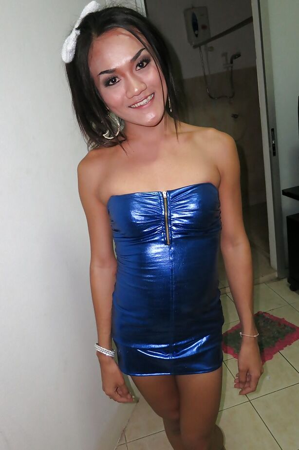 16P Ladyboy maigre Haroi se fait branler une bite transexuelle pour une éjaculation en POV