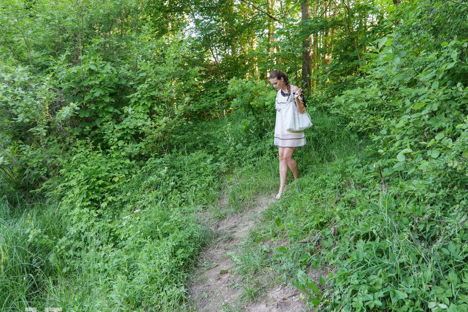 16P Gabby Bella, une adolescente aux pieds nus, se rase la chatte sur un chemin menant à une rivière