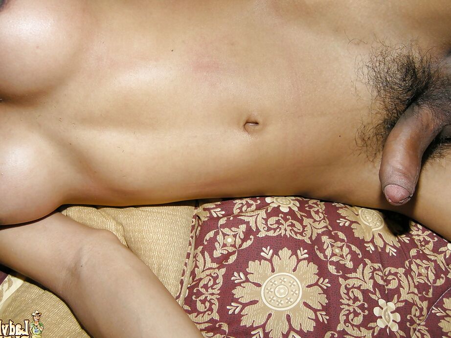 16P Ladyboy pelirroja Poy masturbándose una polla peluda hasta terminar con corrida