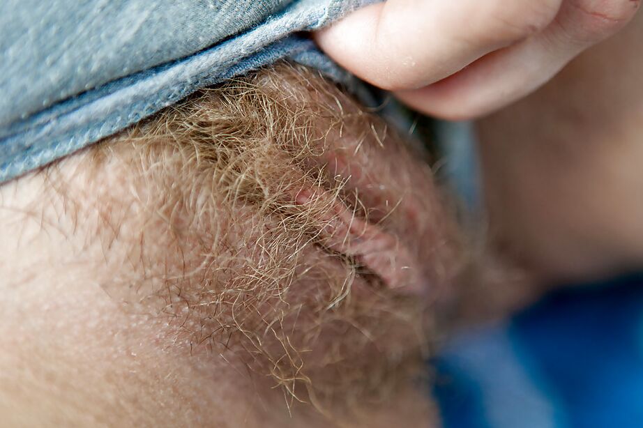 16P Frischgesichtige Blondine Aisling zieht sich im Freien nackt aus und spreizt ihre haarige Vagina
