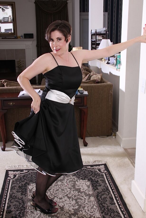 16P Mature lady Sadie Jones playing with her exposed all natural breasts