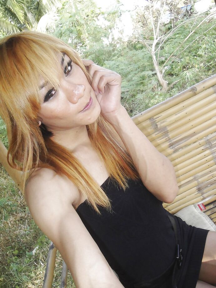 16P La delgada ladyboy asiática Mic muestra sus pequeñas tetas y su polla peluda al aire libre