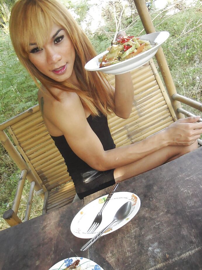 16P La delgada ladyboy asiática Mic muestra sus pequeñas tetas y su polla peluda al aire libre