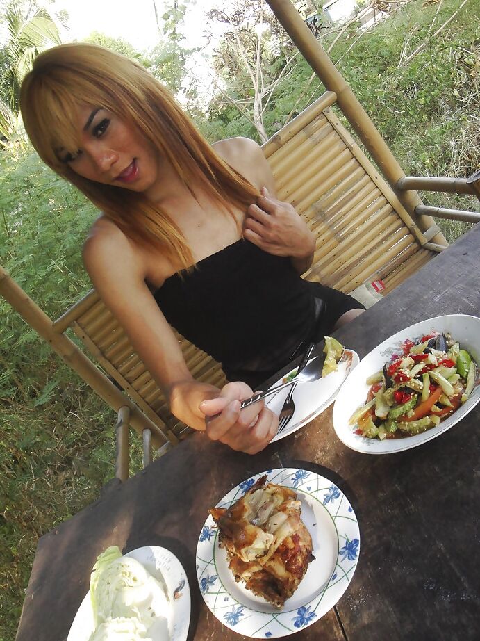 16P La delgada ladyboy asiática Mic muestra sus pequeñas tetas y su polla peluda al aire libre
