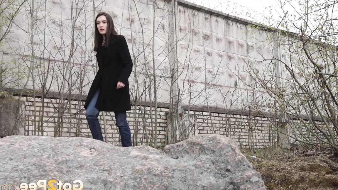 15P Brunette chick Lara Fox pulls down her jeans to take a piss upon boulders