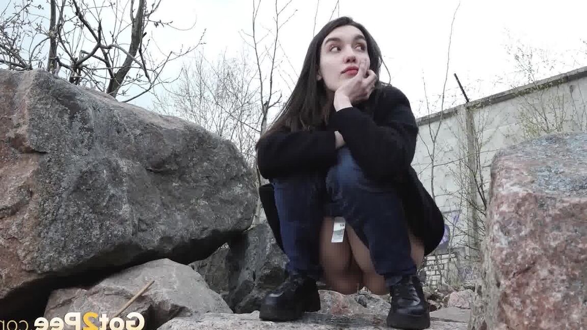 15P Brunette chick Lara Fox pulls down her jeans to take a piss upon boulders